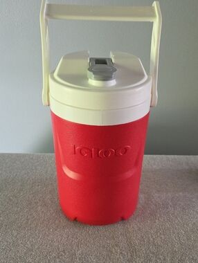 Red & White Igloo 64 Oz Insluted Drink Holder.